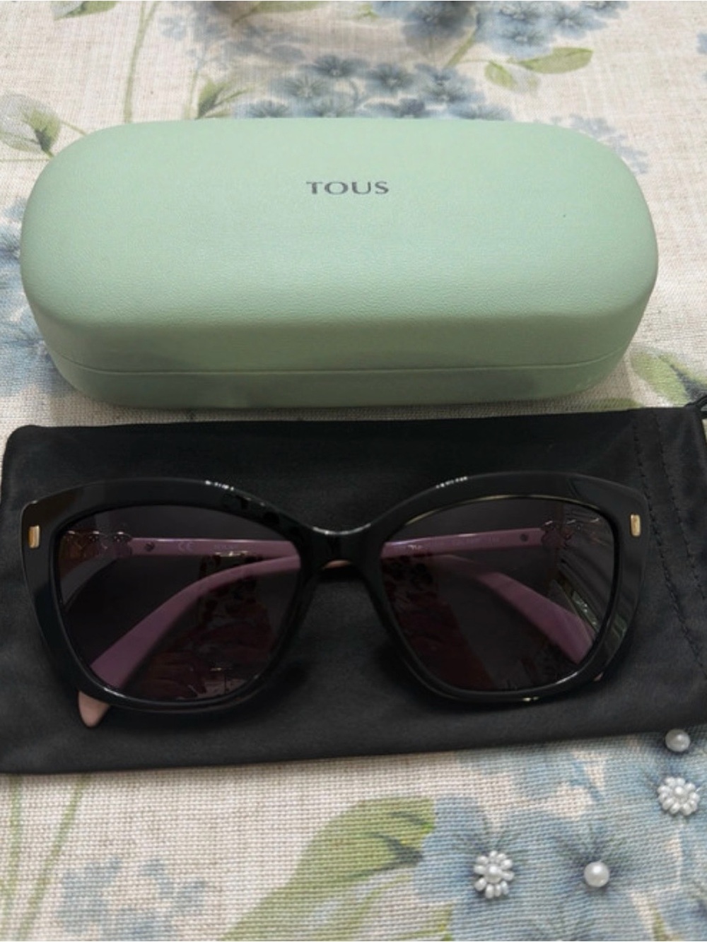 TOUS Black Sunglasses with Pink Temples - Picture 3 of 6